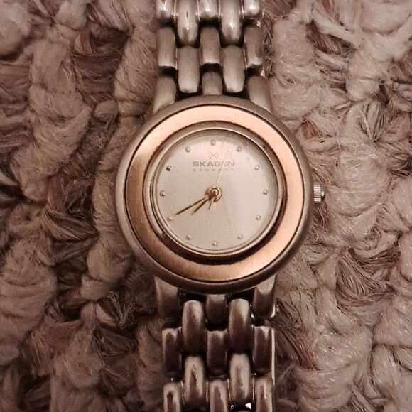Skagen Women's Silver Tone Designer Watch w Rose Gold Tone Around Clock - Picture 2 of 2